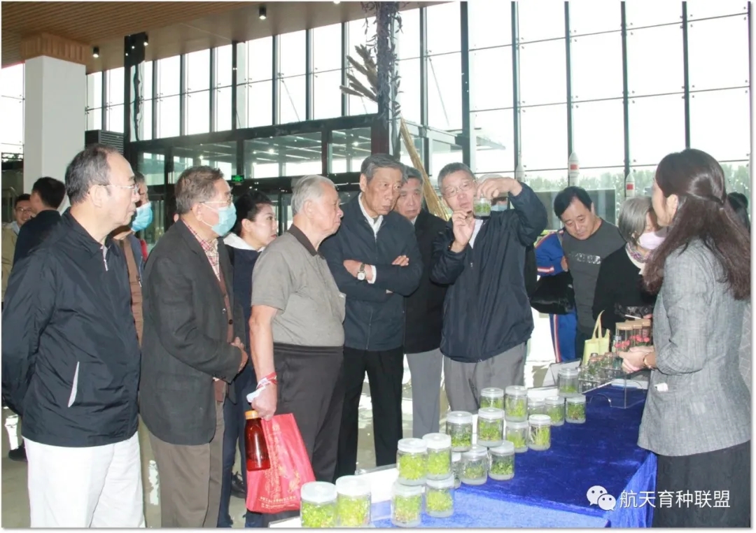 总装备部老首长到航天育种基地参观视察